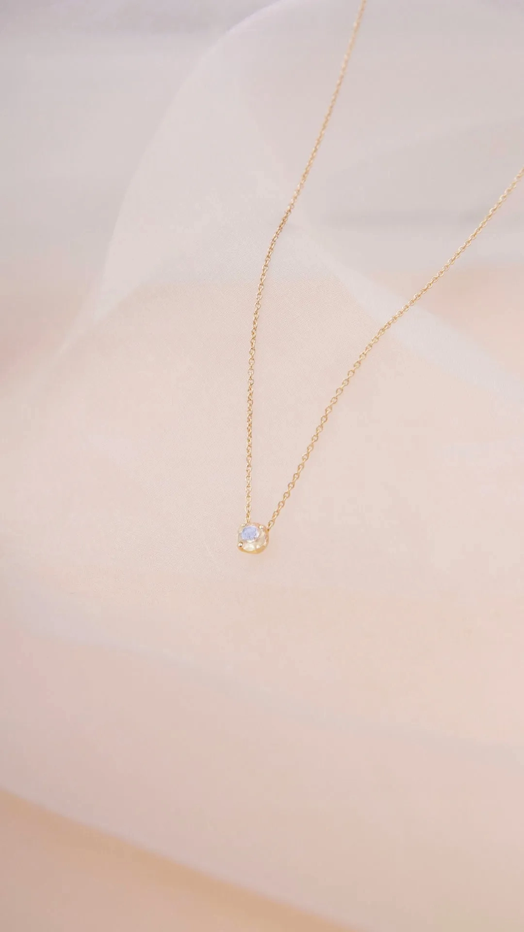 10K Gold Necklace w. Moonstone