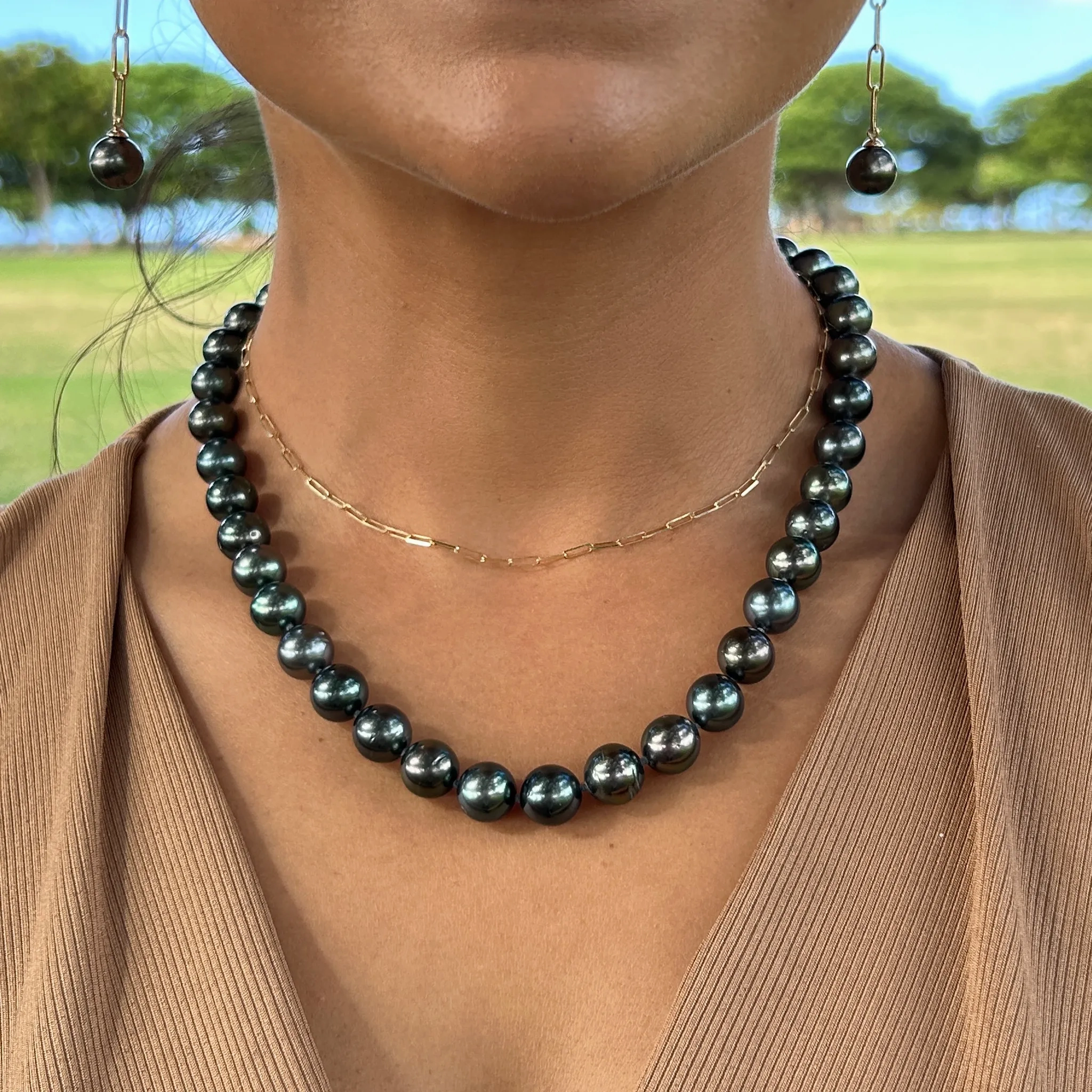 17-18&quot; Tahitian Black Pearl Strand with Gold Clasp - 10-11mm