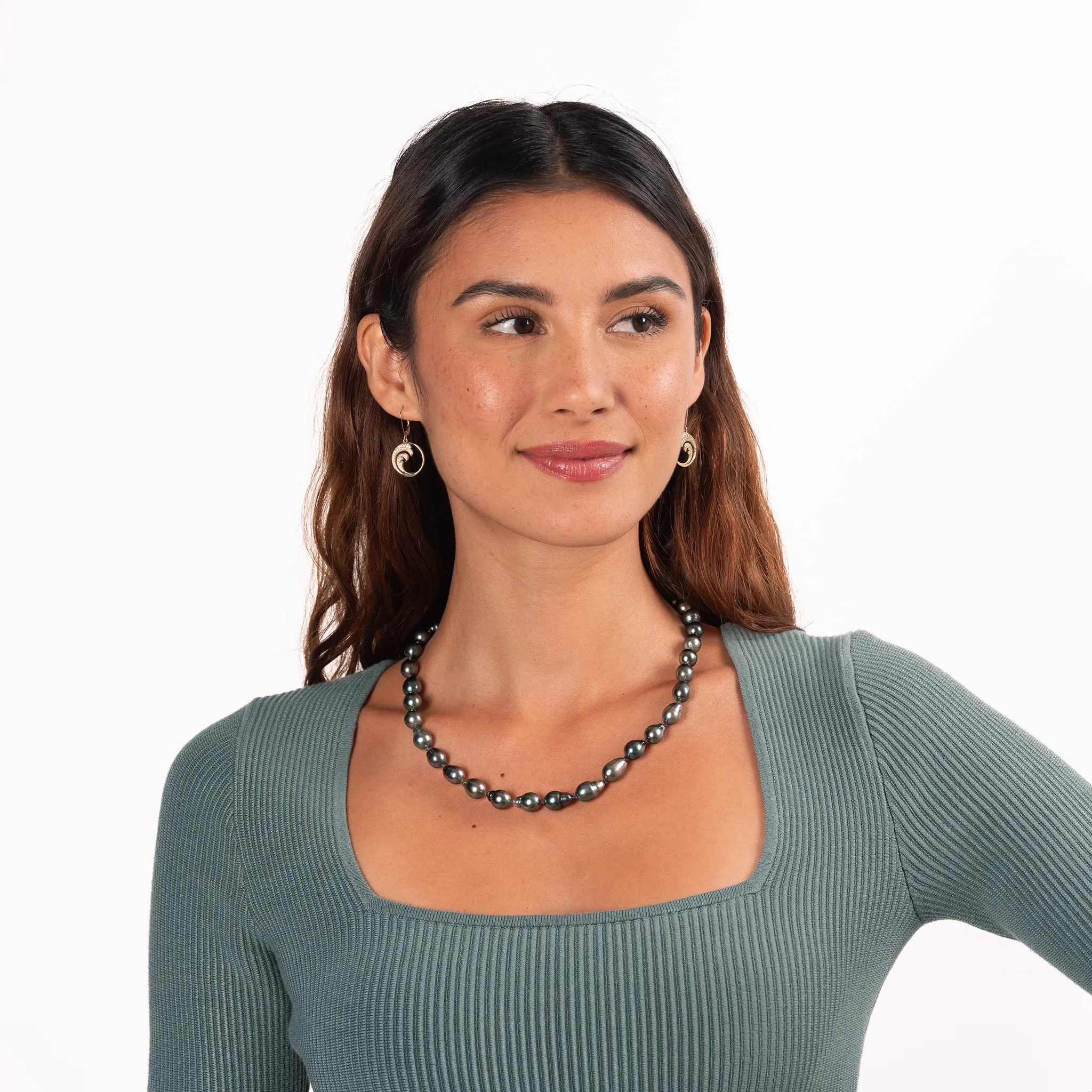 18-20&quot; Tahitian Black Pearl Strand with Gold Clasp - 8-10mm