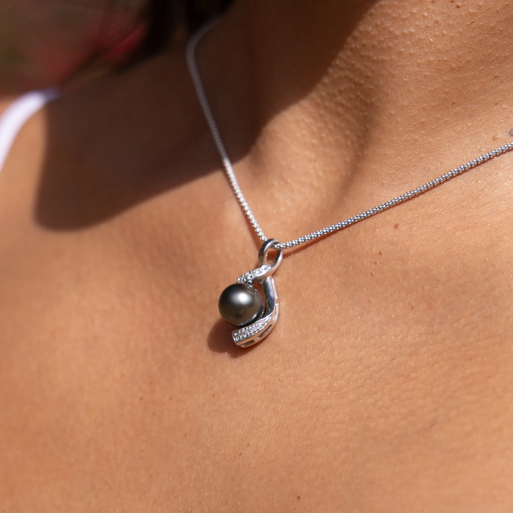 18&quot; Tahitian Black Pearl Pendant Necklace in White Gold with Diamonds - 10-11mm