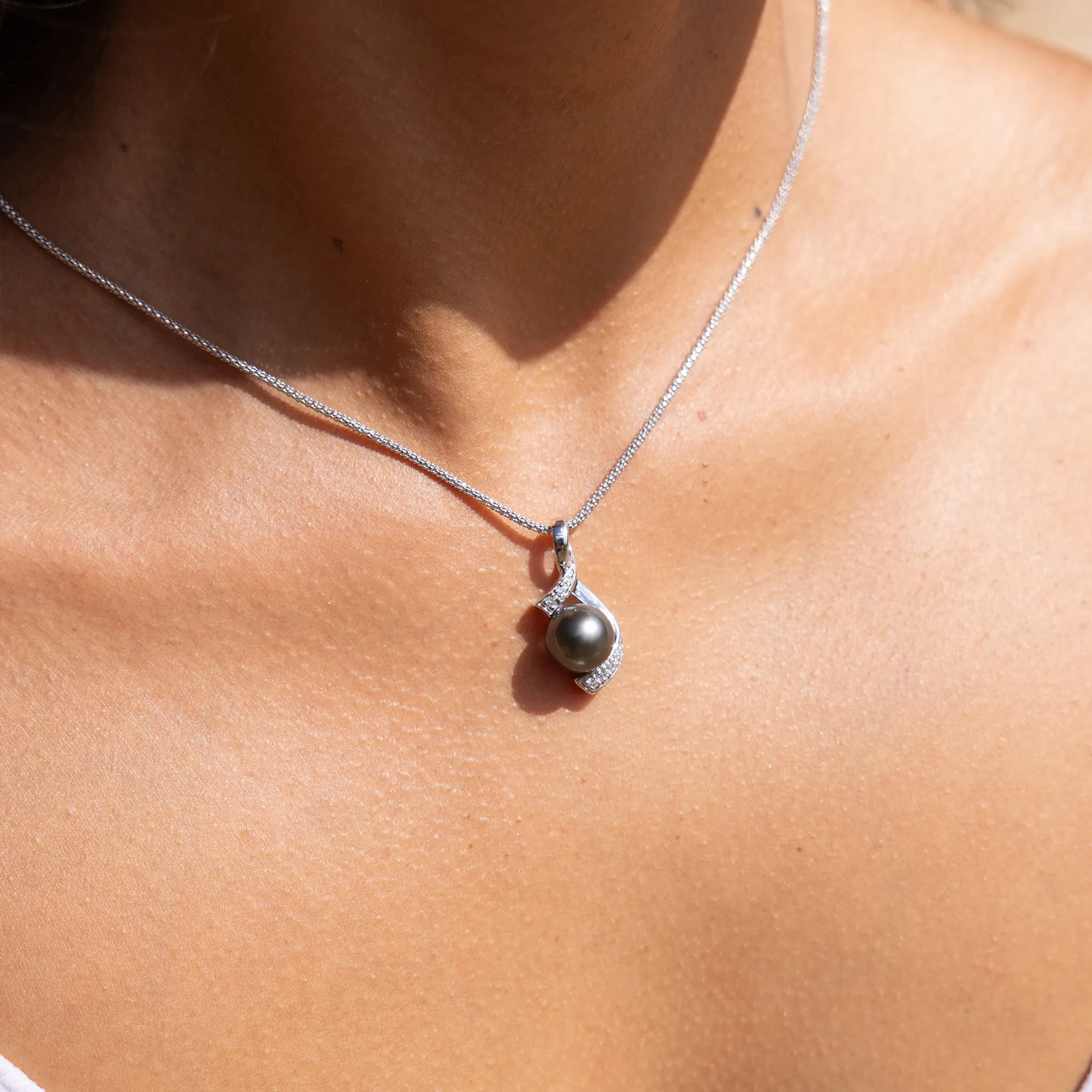 18&quot; Tahitian Black Pearl Pendant Necklace in White Gold with Diamonds - 10-11mm