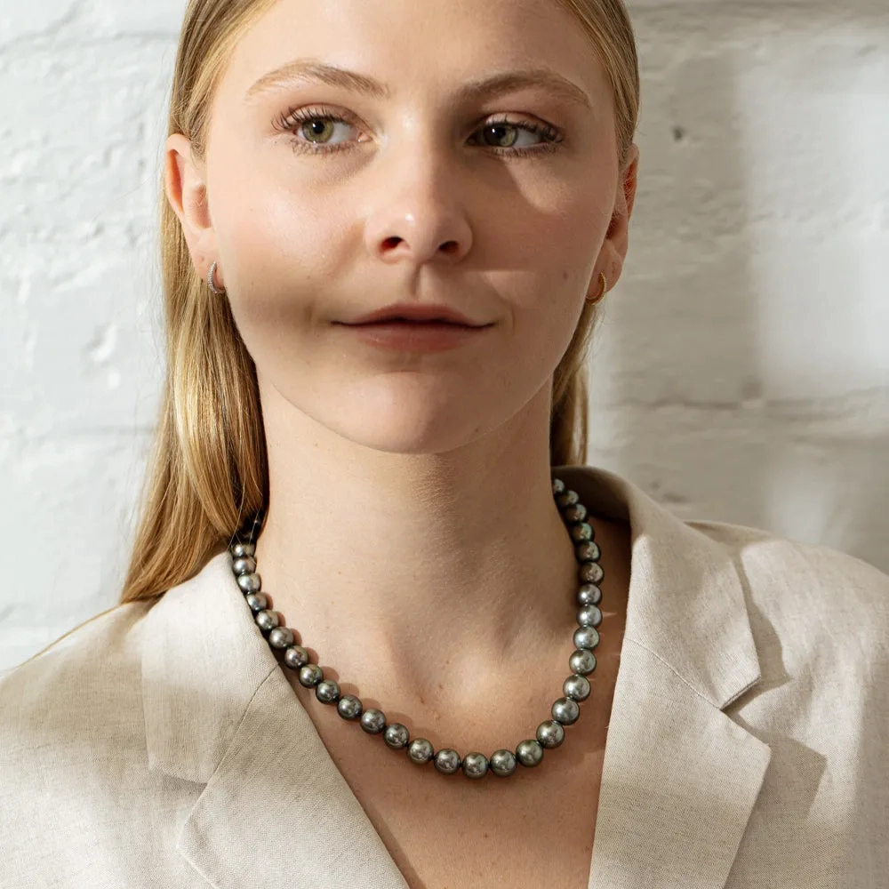 18ct Yellow Gold Cultured Black Pearl Necklace