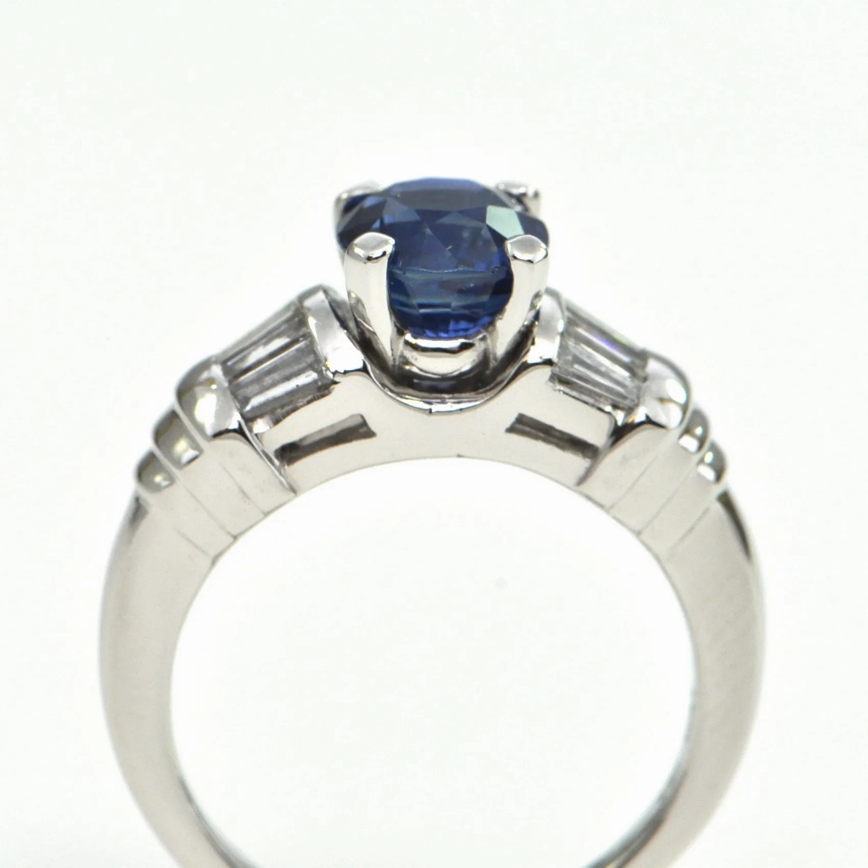 2.1 CT Sapphire and Diamond Platinum ring Modern