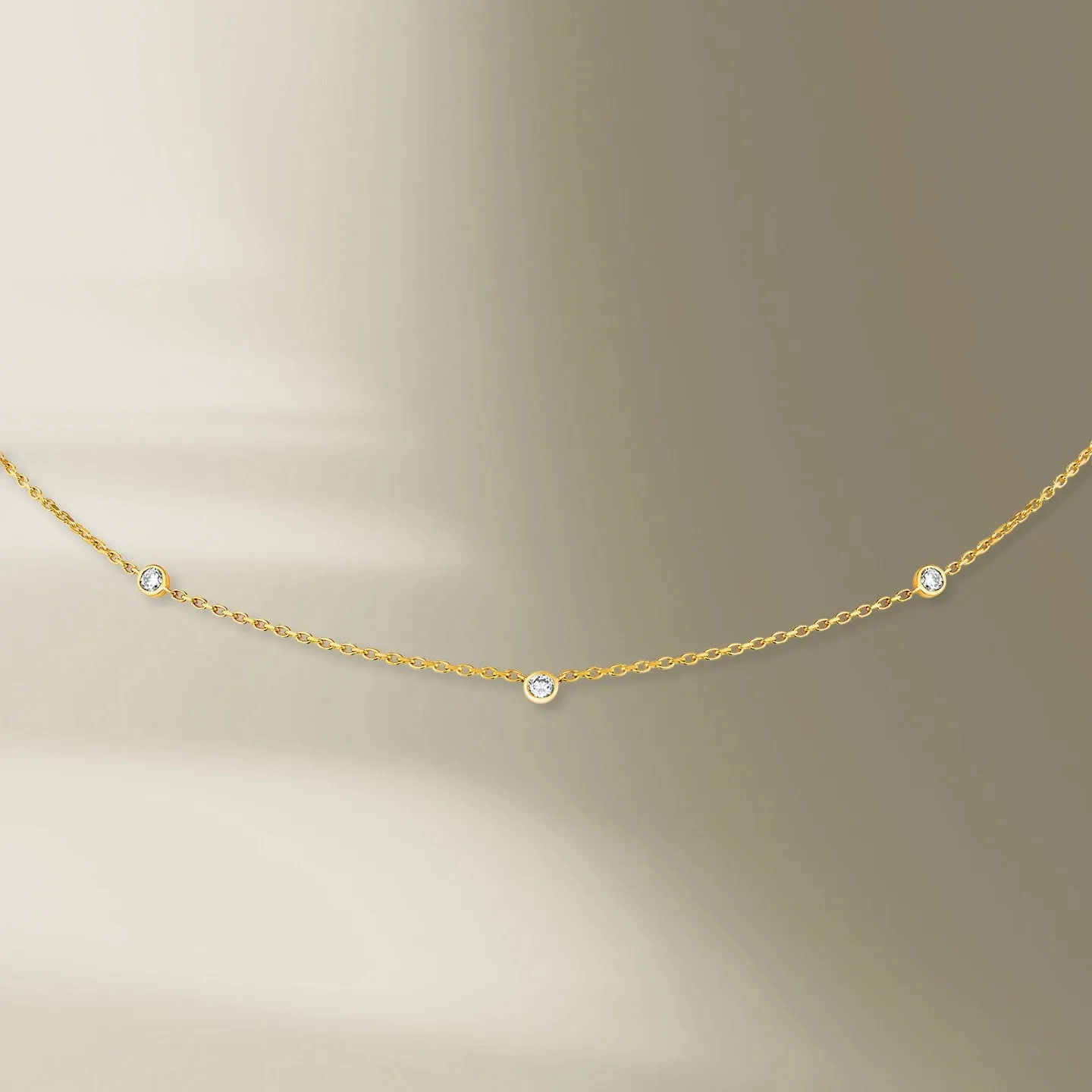 3 Stone 18K Gold Necklace w. Diamond