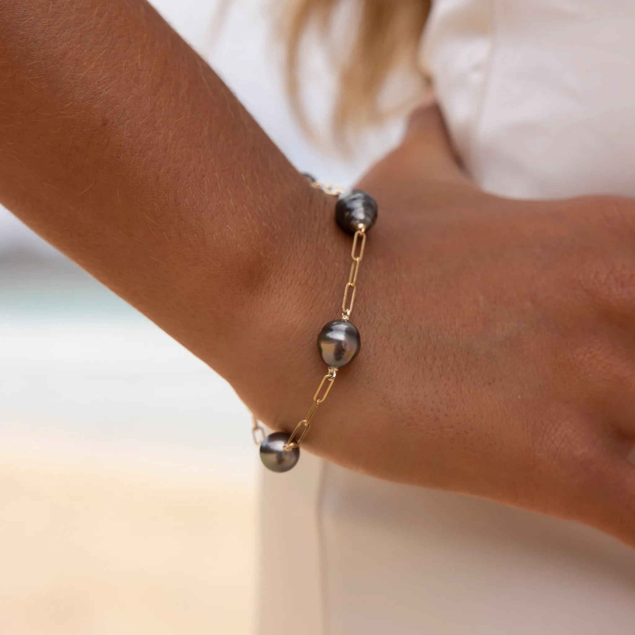 7.5-8&quot; Paperclip Chain Tahitian Black Pearl Bracelet in Gold - 9-10mm