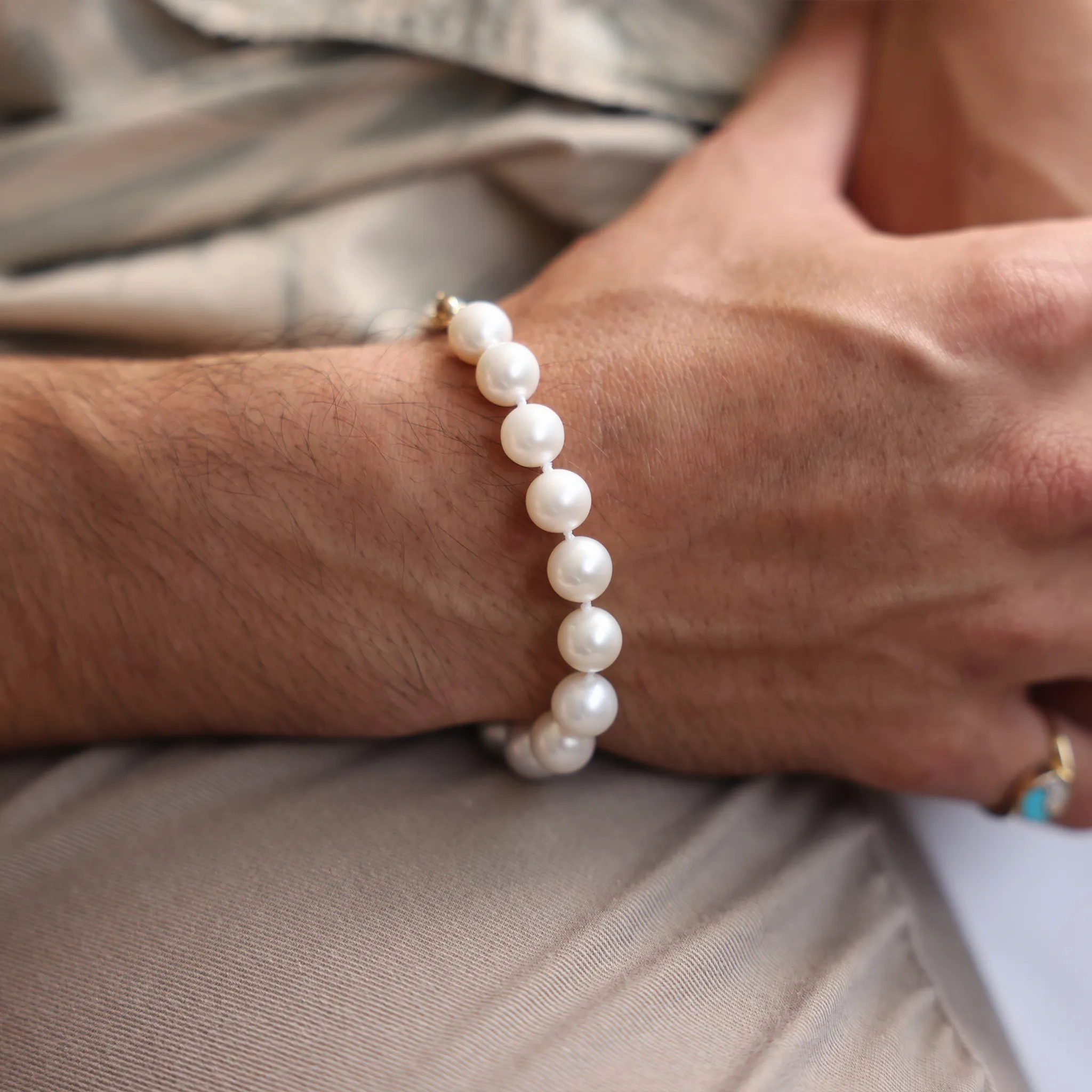 7.5-9&quot; Adjustable White Freshwater Pearl Bracelet in Gold - 9-10mm