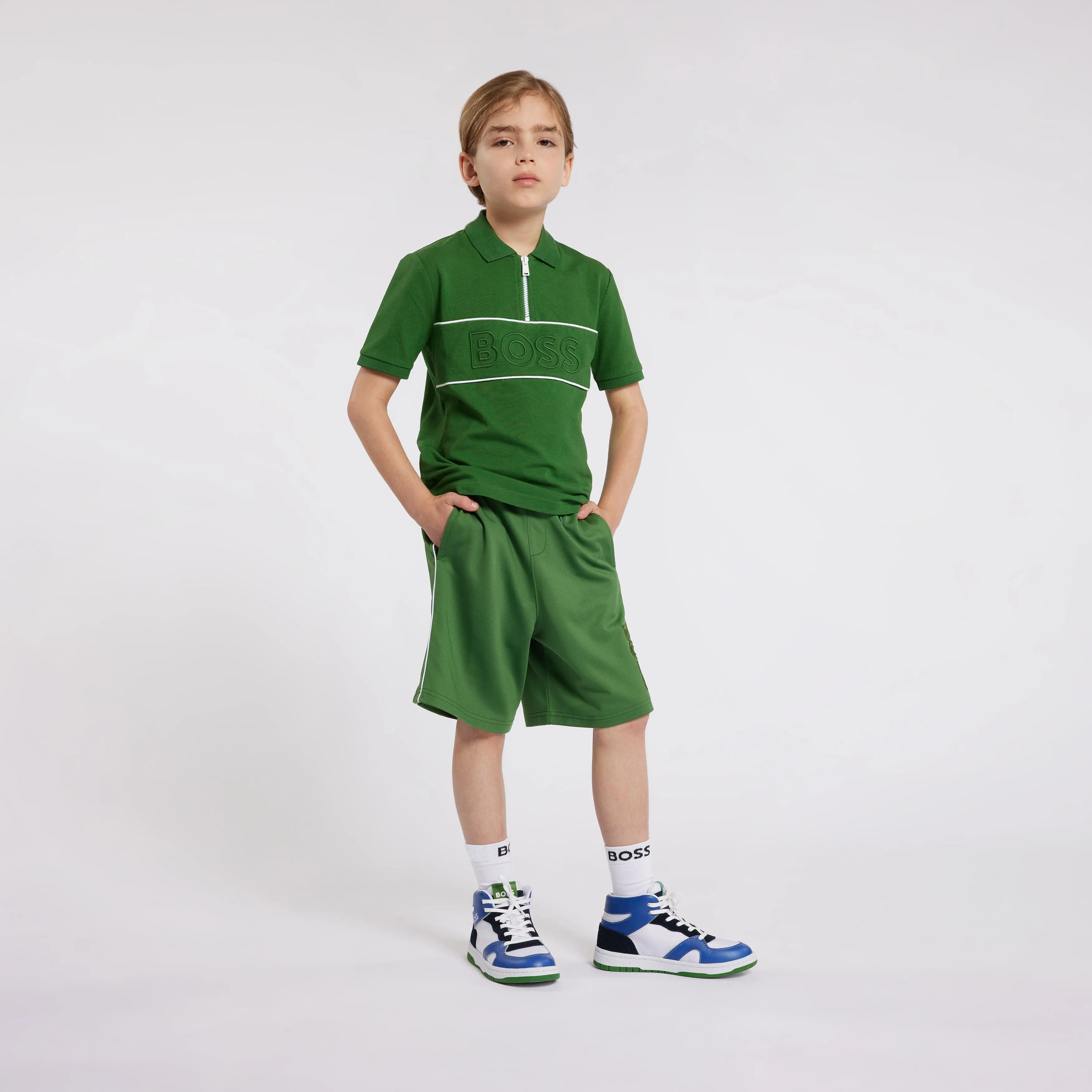 BOSS Boys Bestickte Logo Shorts in Grün