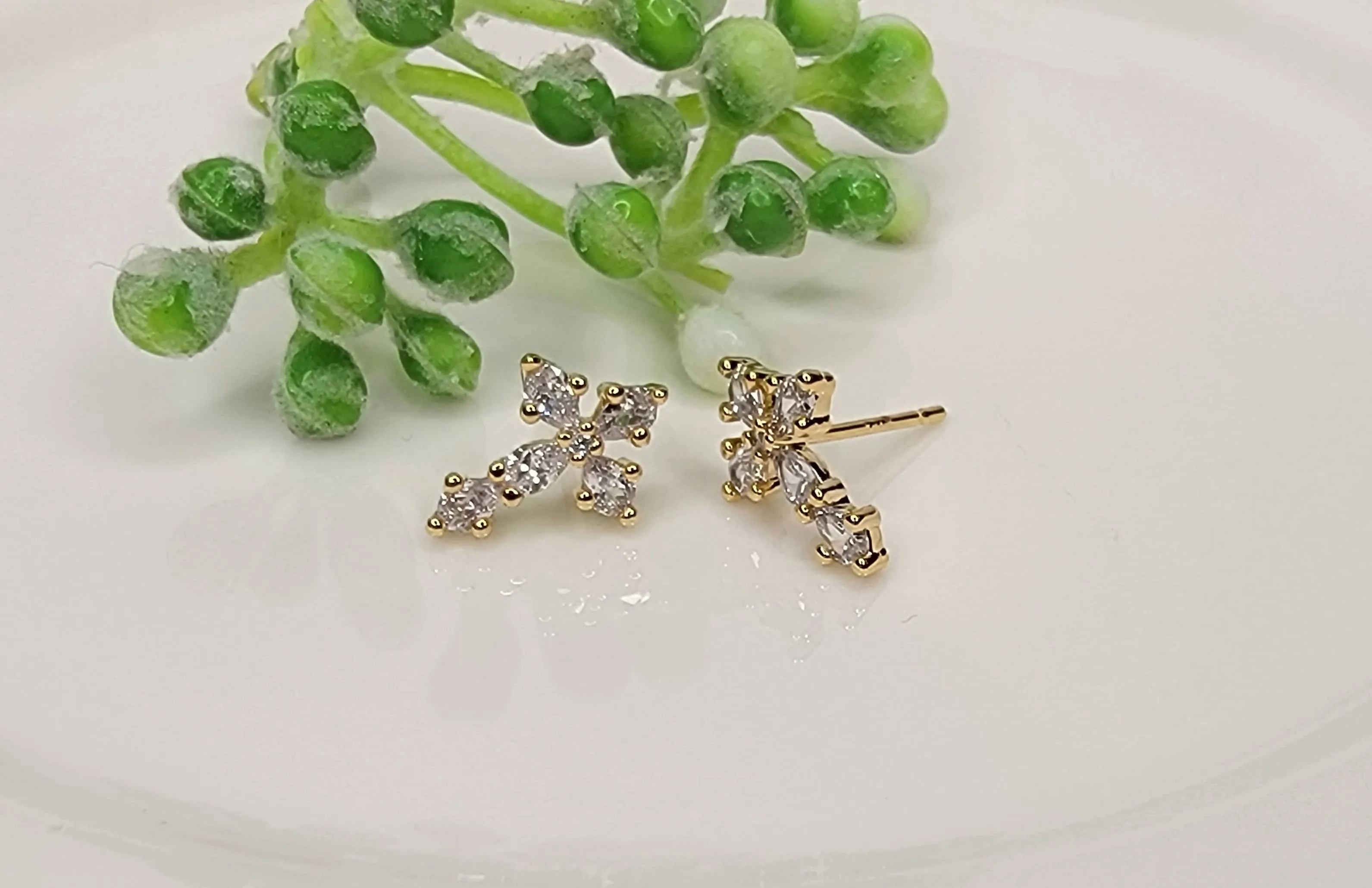 CROSS POST EARRINGS GOLD