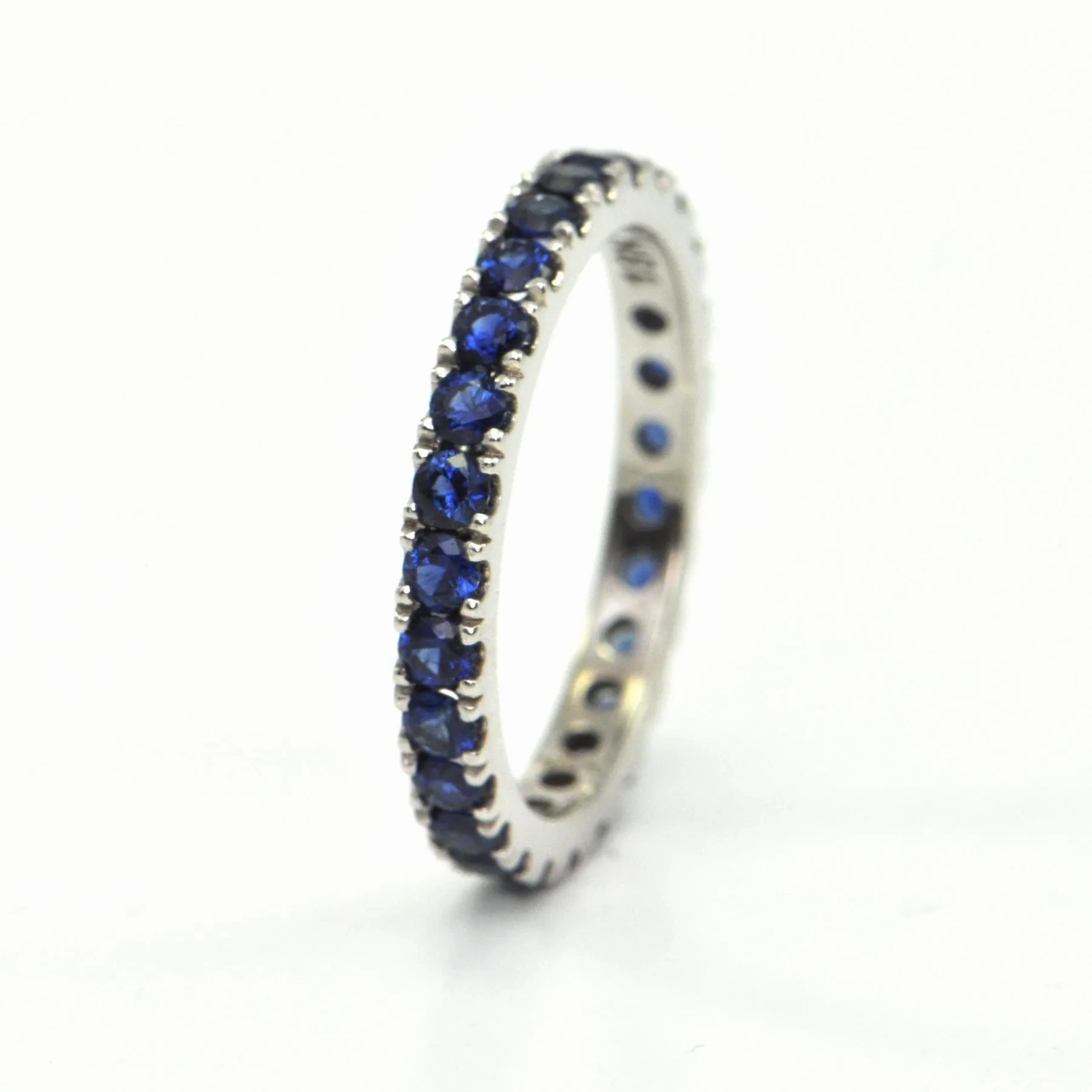 Daisy Exclusive 1.48ct Sri Lankan Sapphire 18k Gold Eternity Band