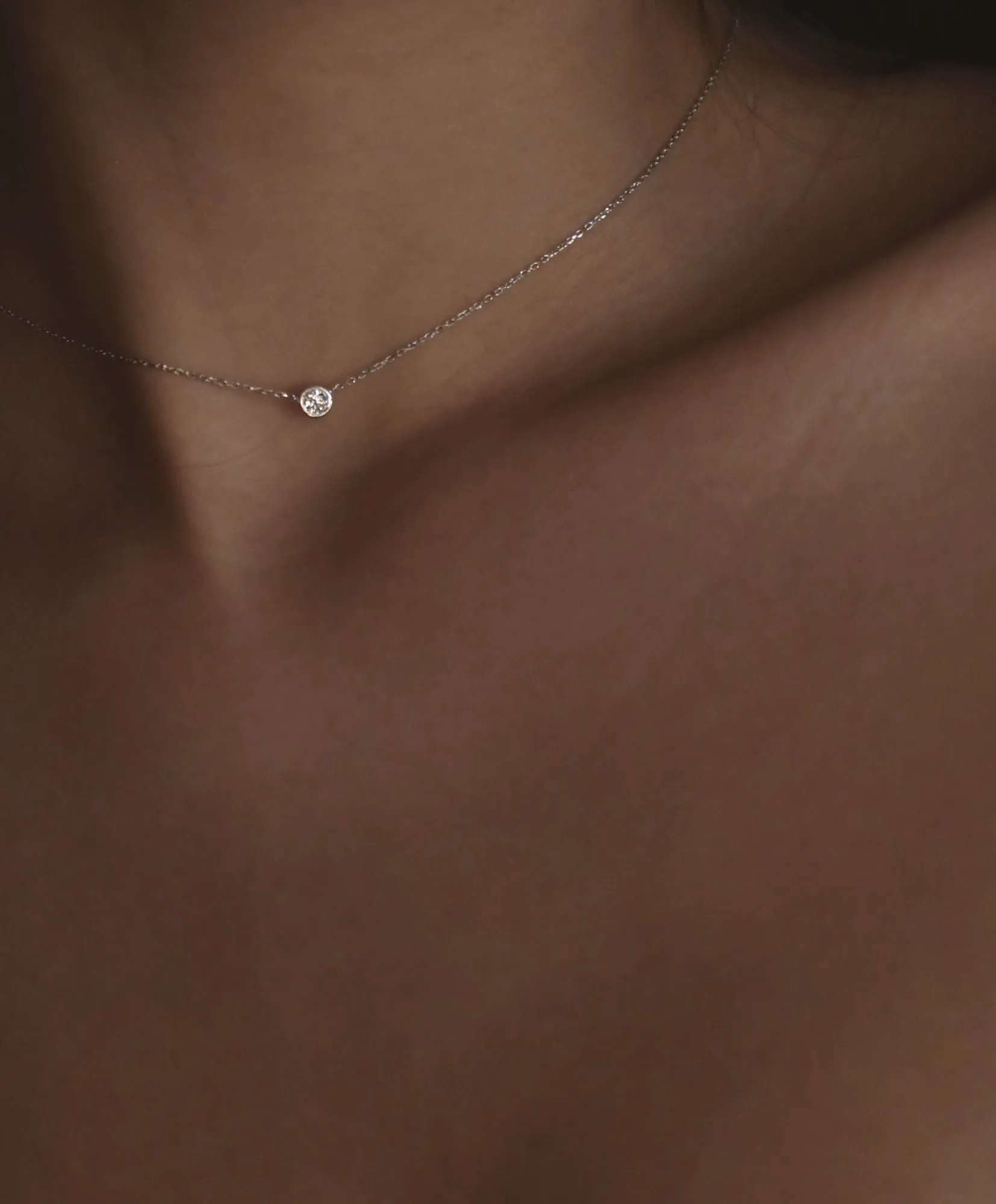 Dot 18K Gold Necklace w. Diamond