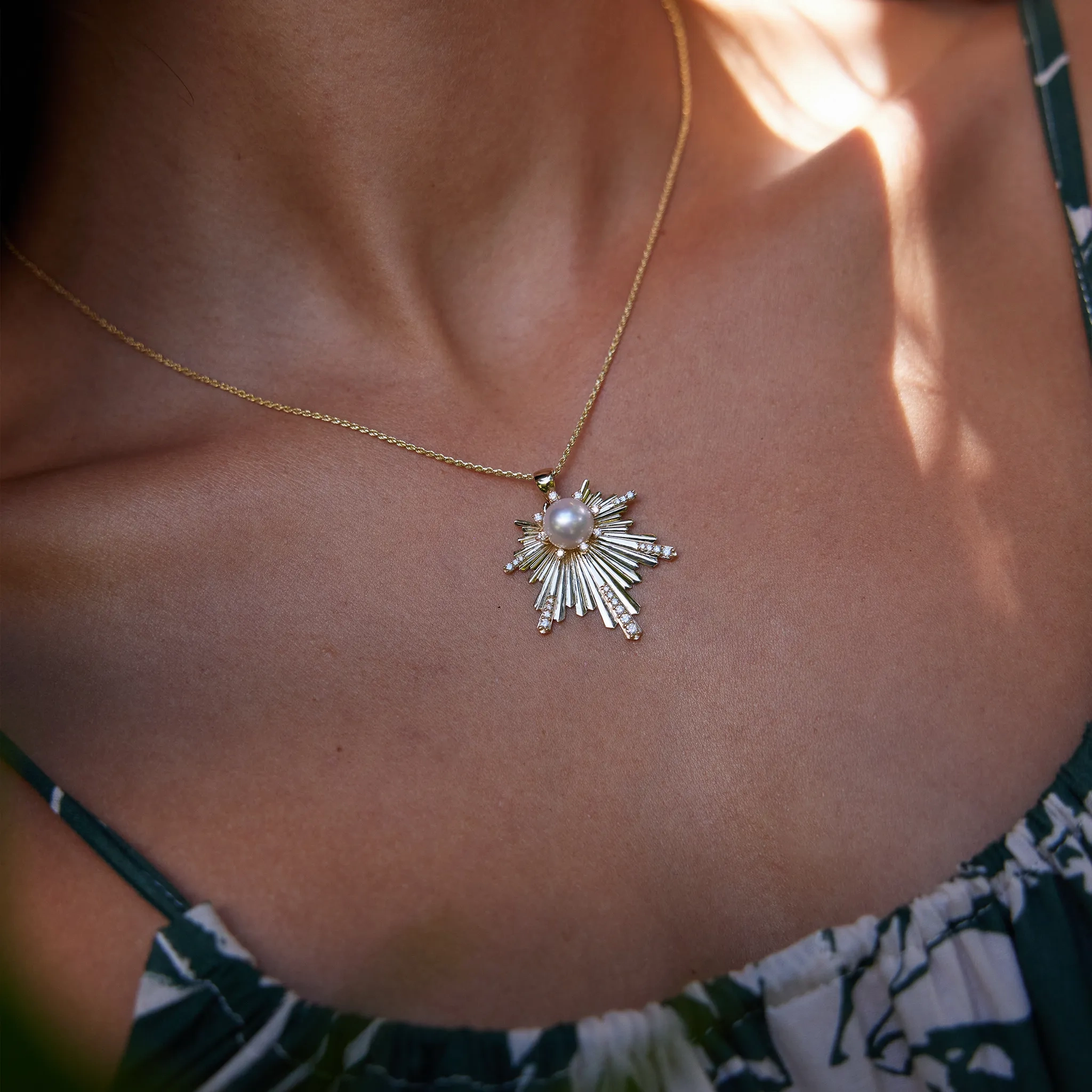 E Ho???la Akoya White Pearl Pendant in Gold with Diamonds - 27mm