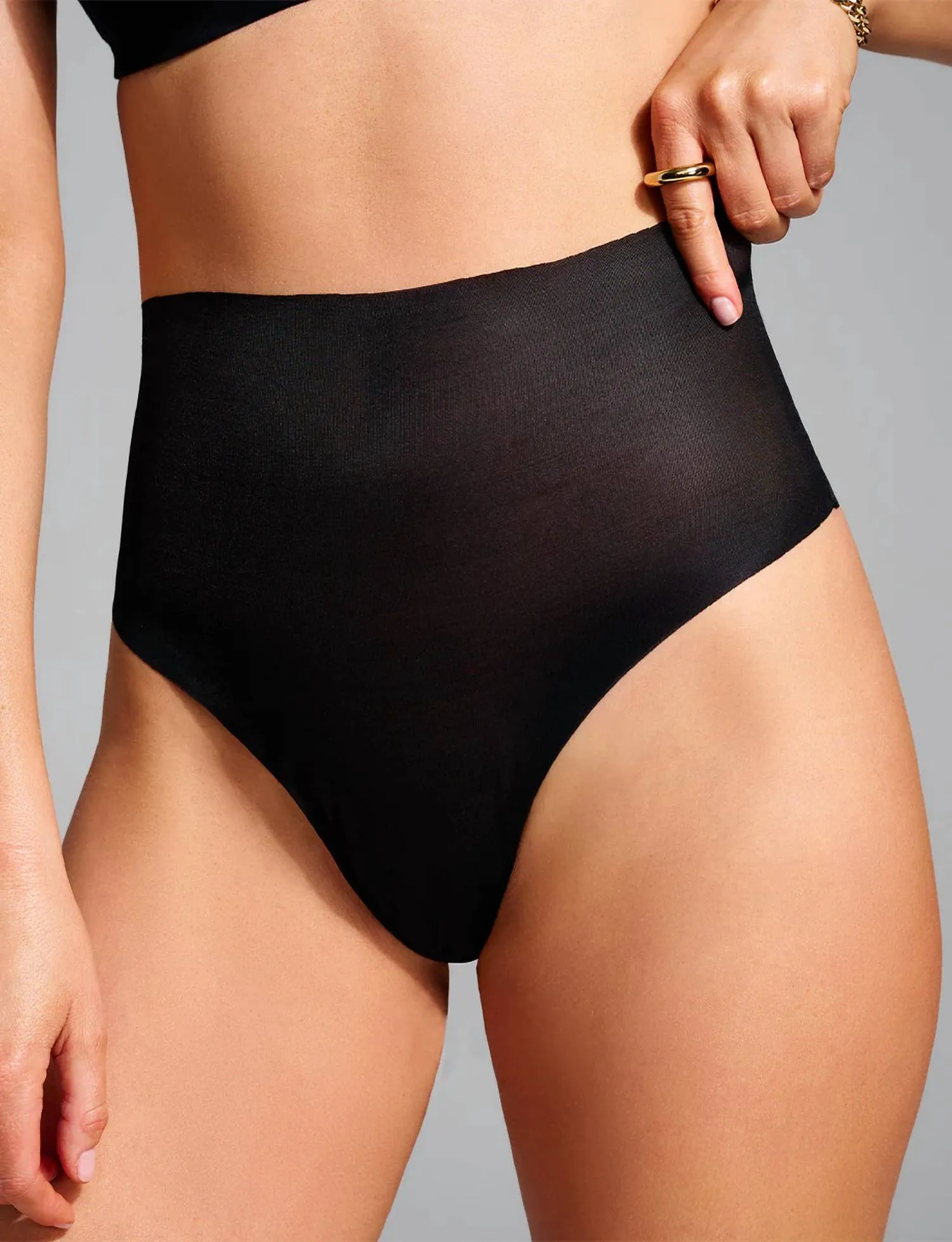 Federleichte Kontrolldessous-Slip in Schwarz