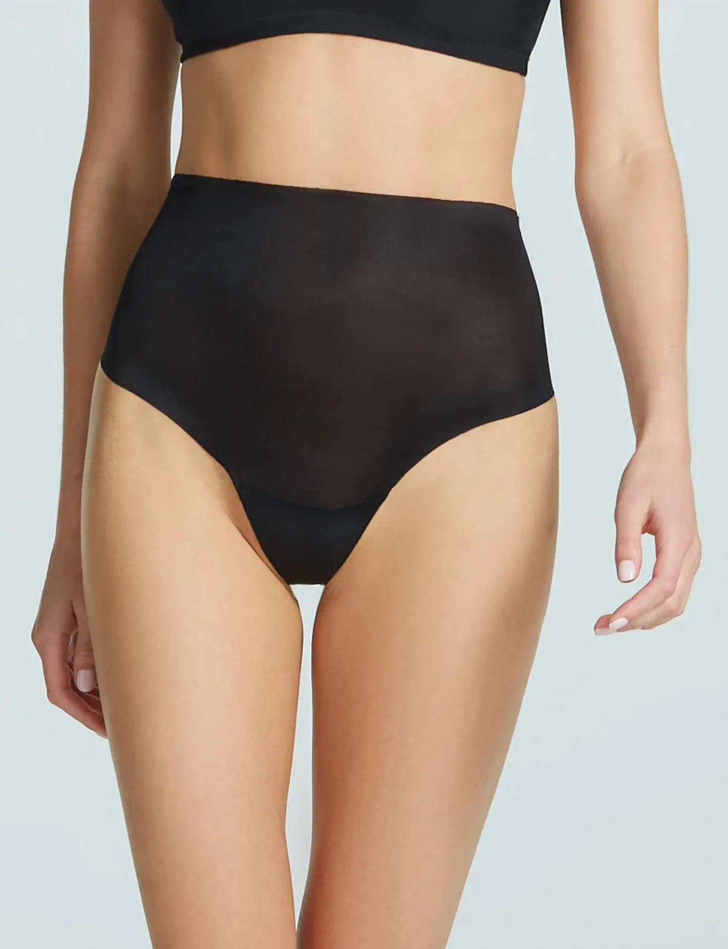 Federleichte Kontrolldessous-Slip in Schwarz