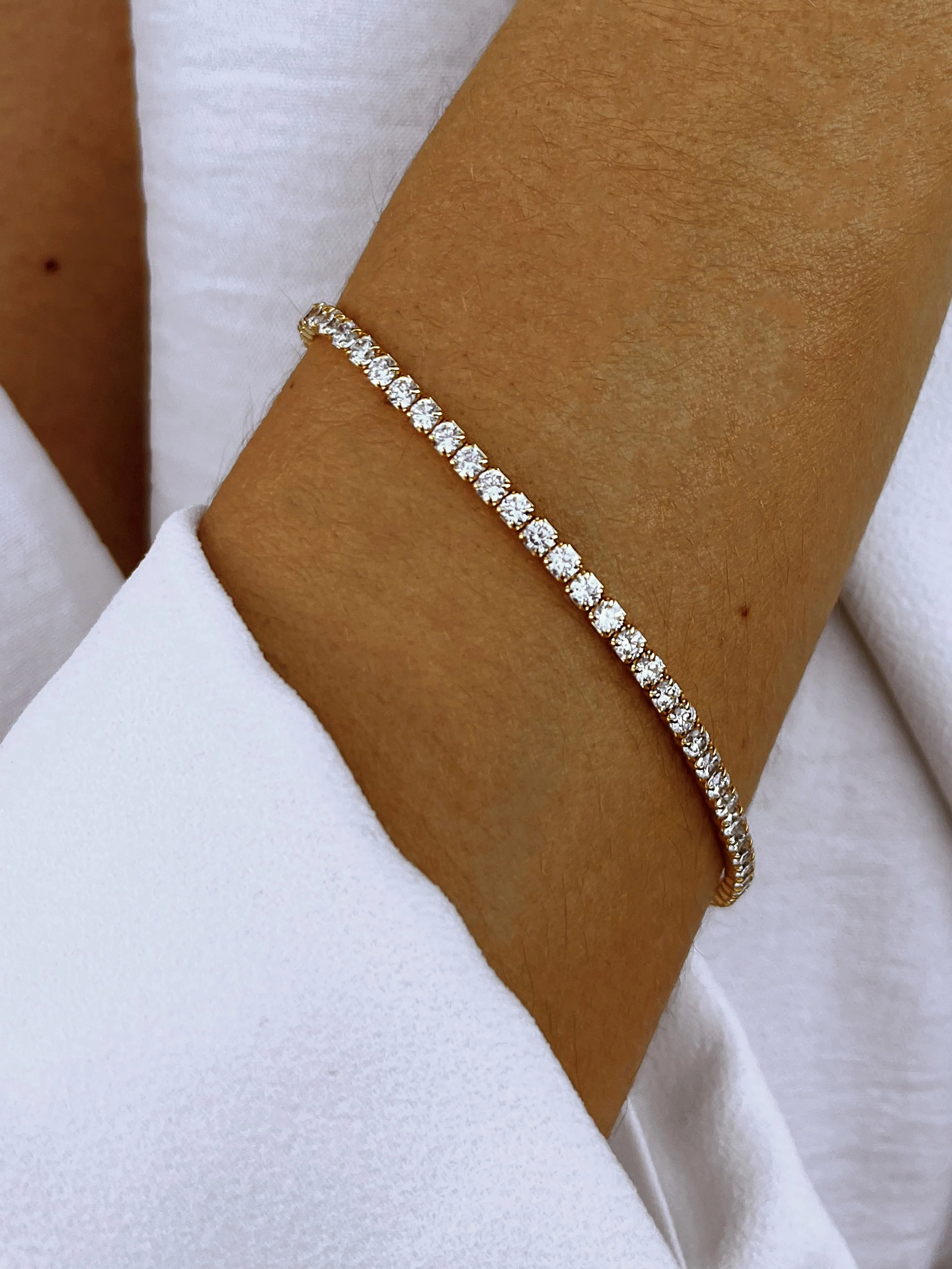 Gold bracelet 18k yellow gold assembled with zirconium oxide