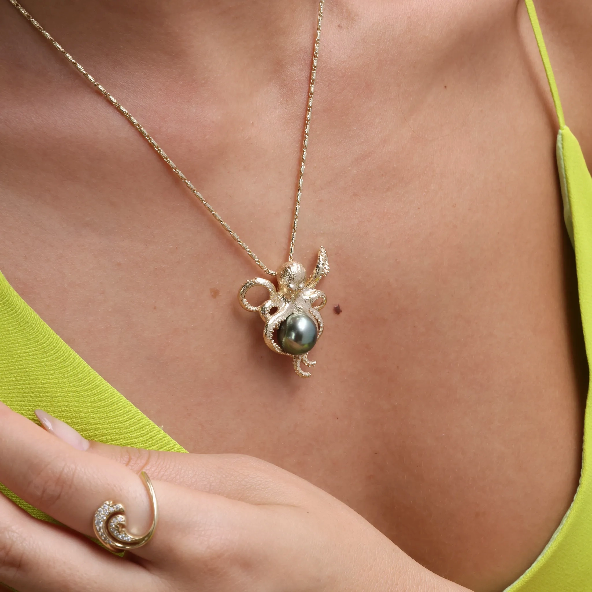 He?e (Octopus) Tahitian Black Pearl Pendant in Gold - 10-11mm