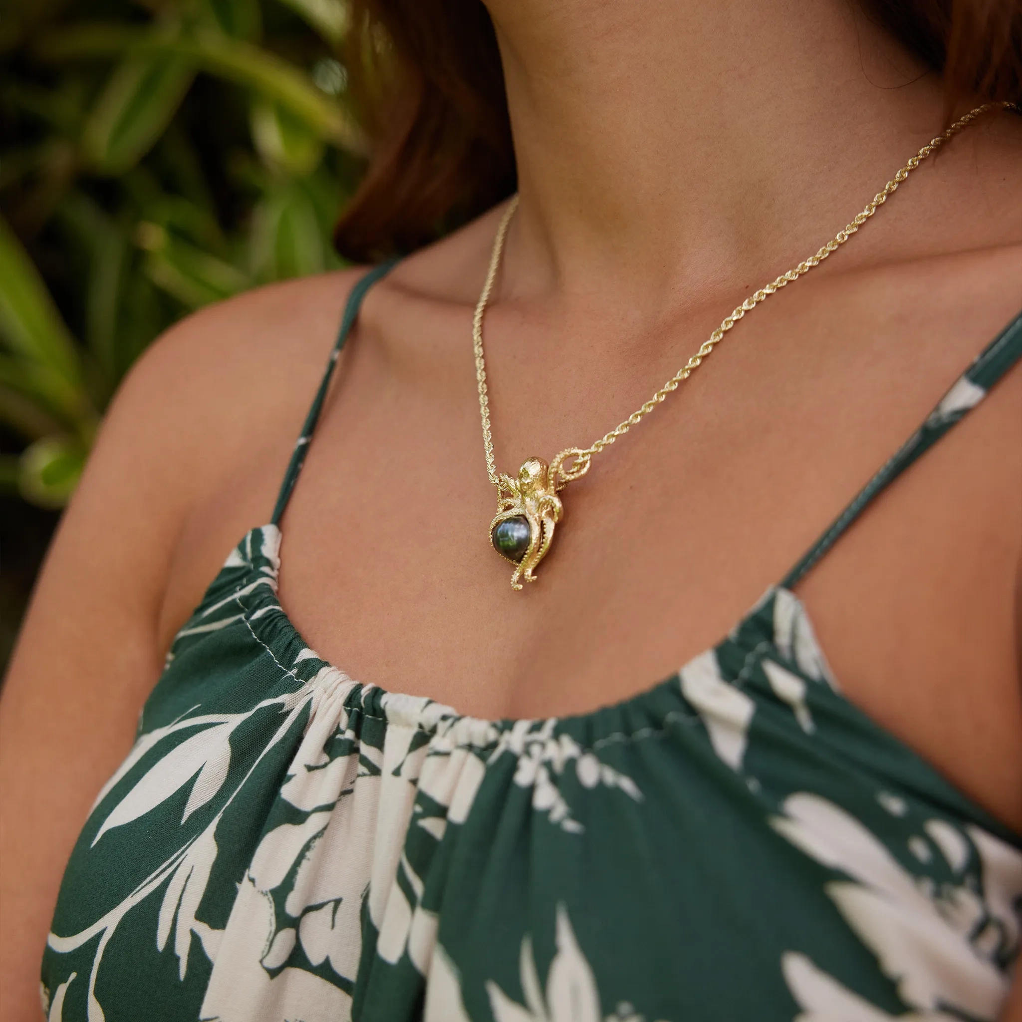 He?e (Octopus) Tahitian Black Pearl Pendant in Gold - 10-11mm