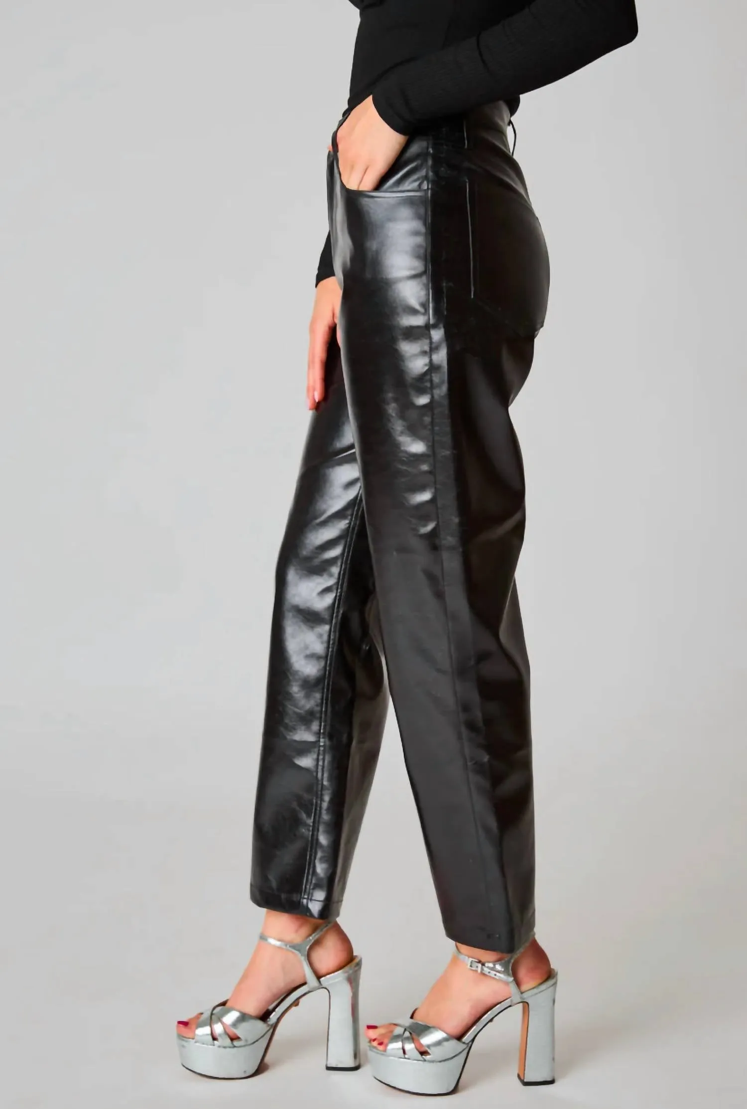 Hochgeschnittene Hose in Schwarz