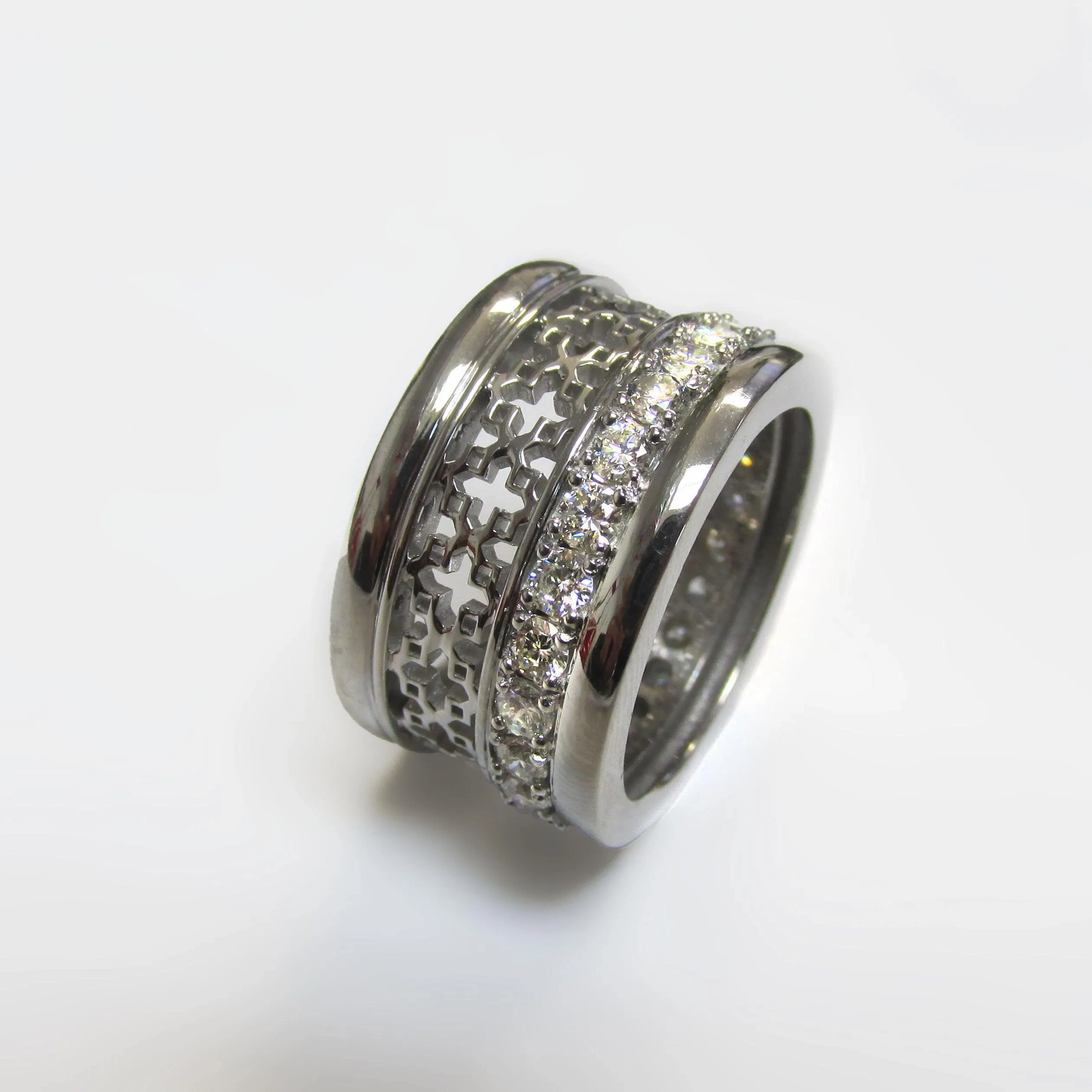 Inspiration Rings with Ornaments and Diamonds