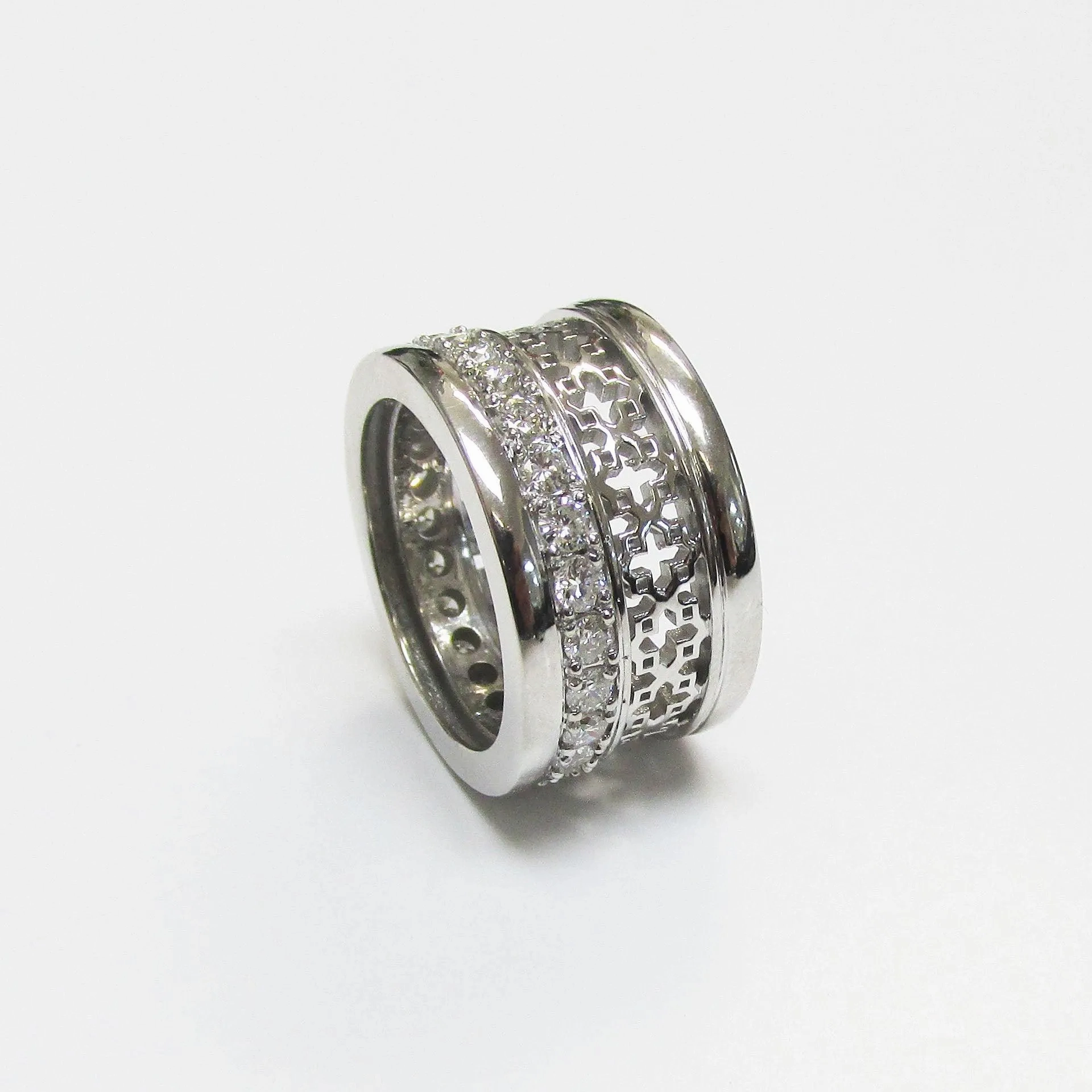 Inspiration Rings with Ornaments and Diamonds