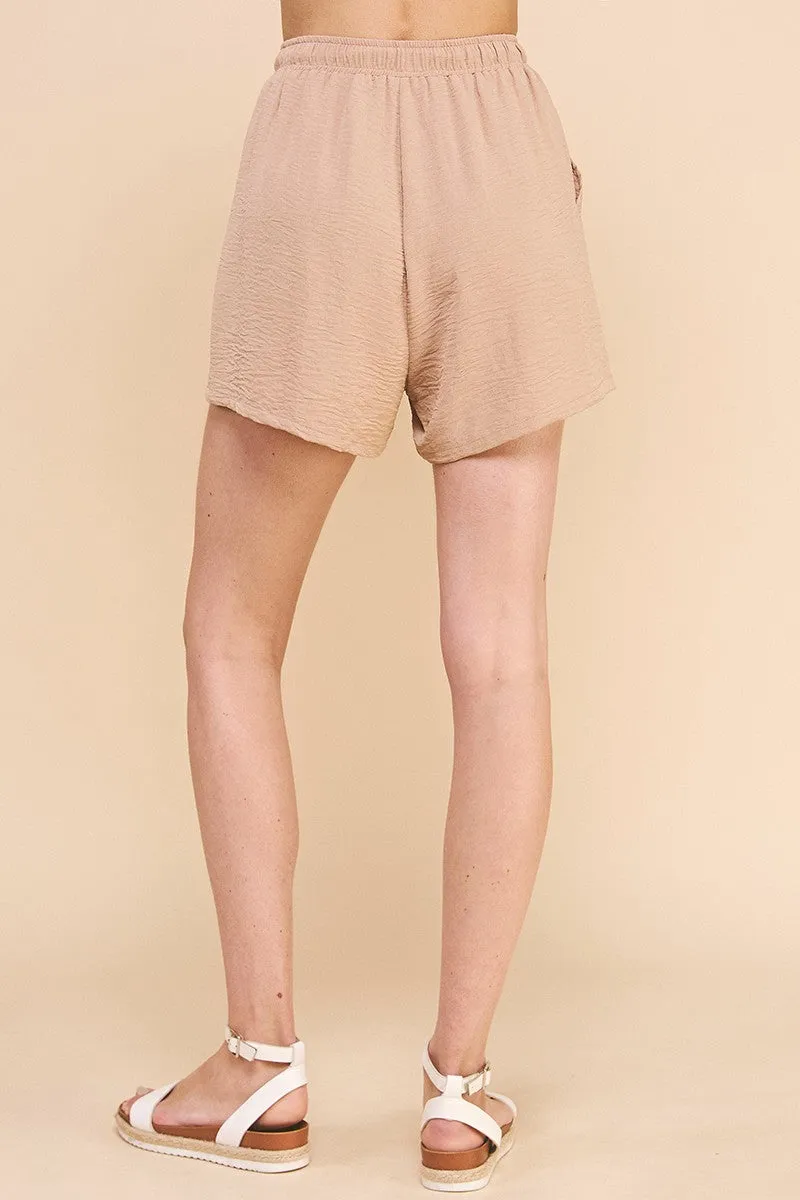 Latte-Krawatten-Shorts