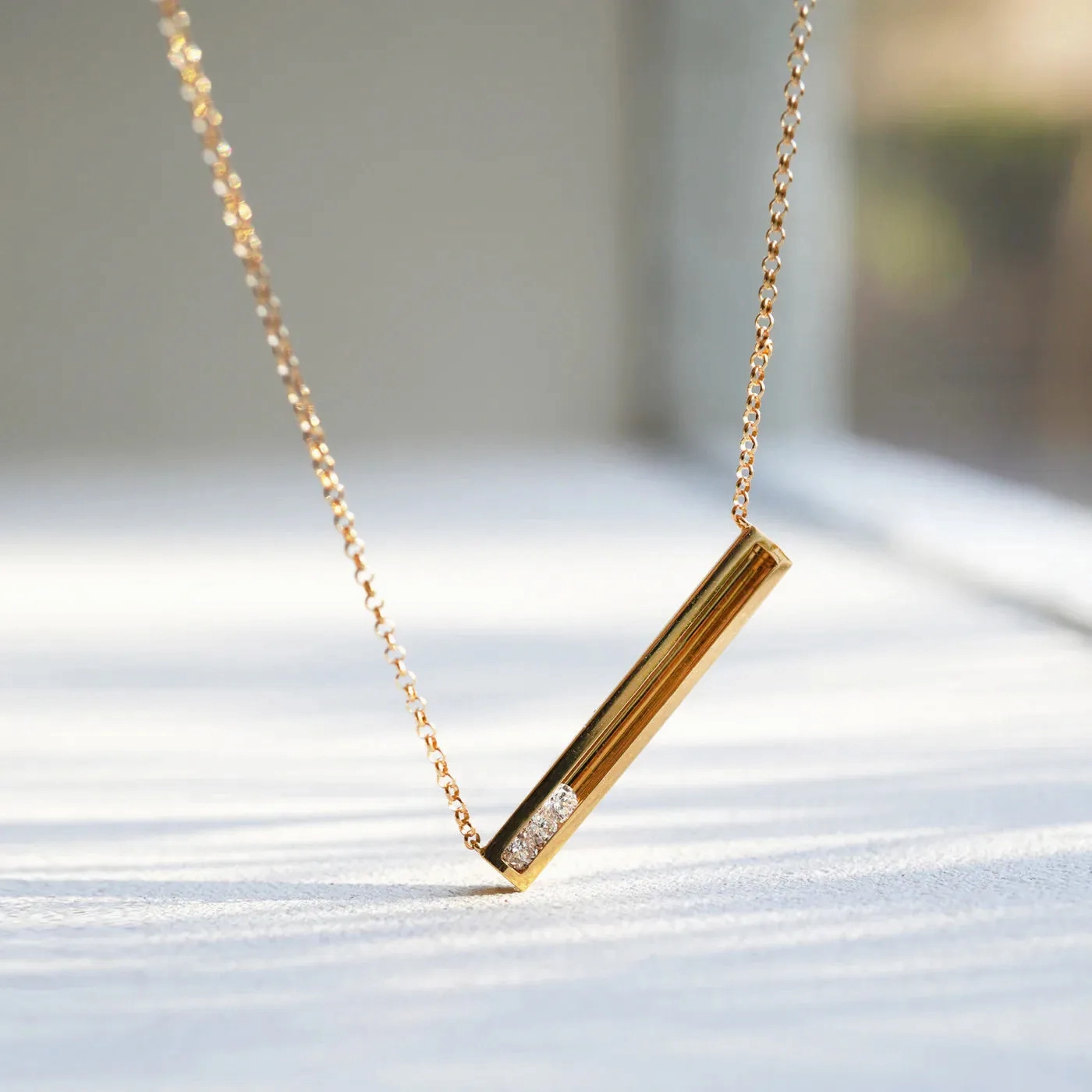 Moving 3 18K Gold Necklace w. Diamonds