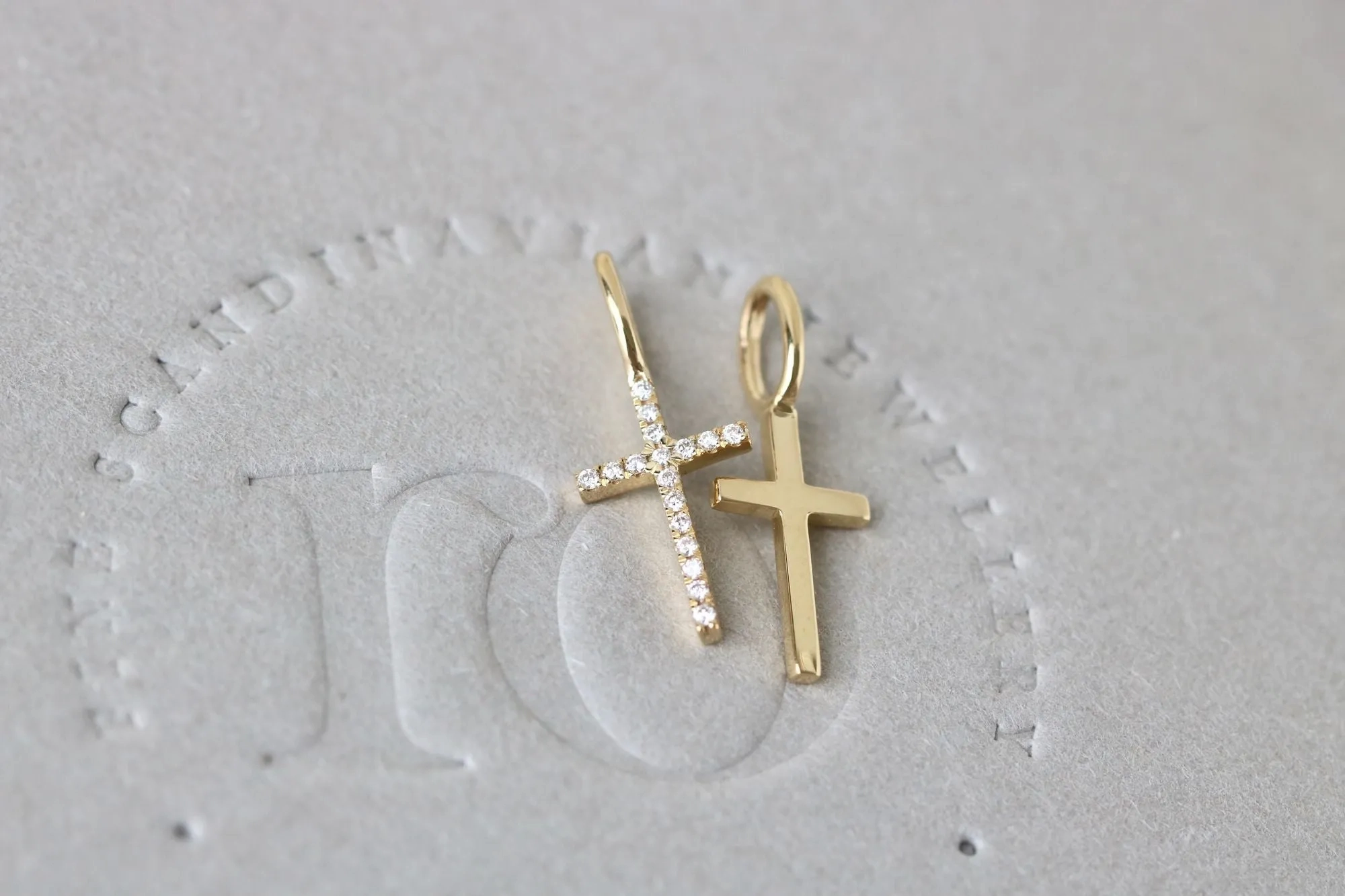 Rock Cross 18K Gold Pendant w. Diamond