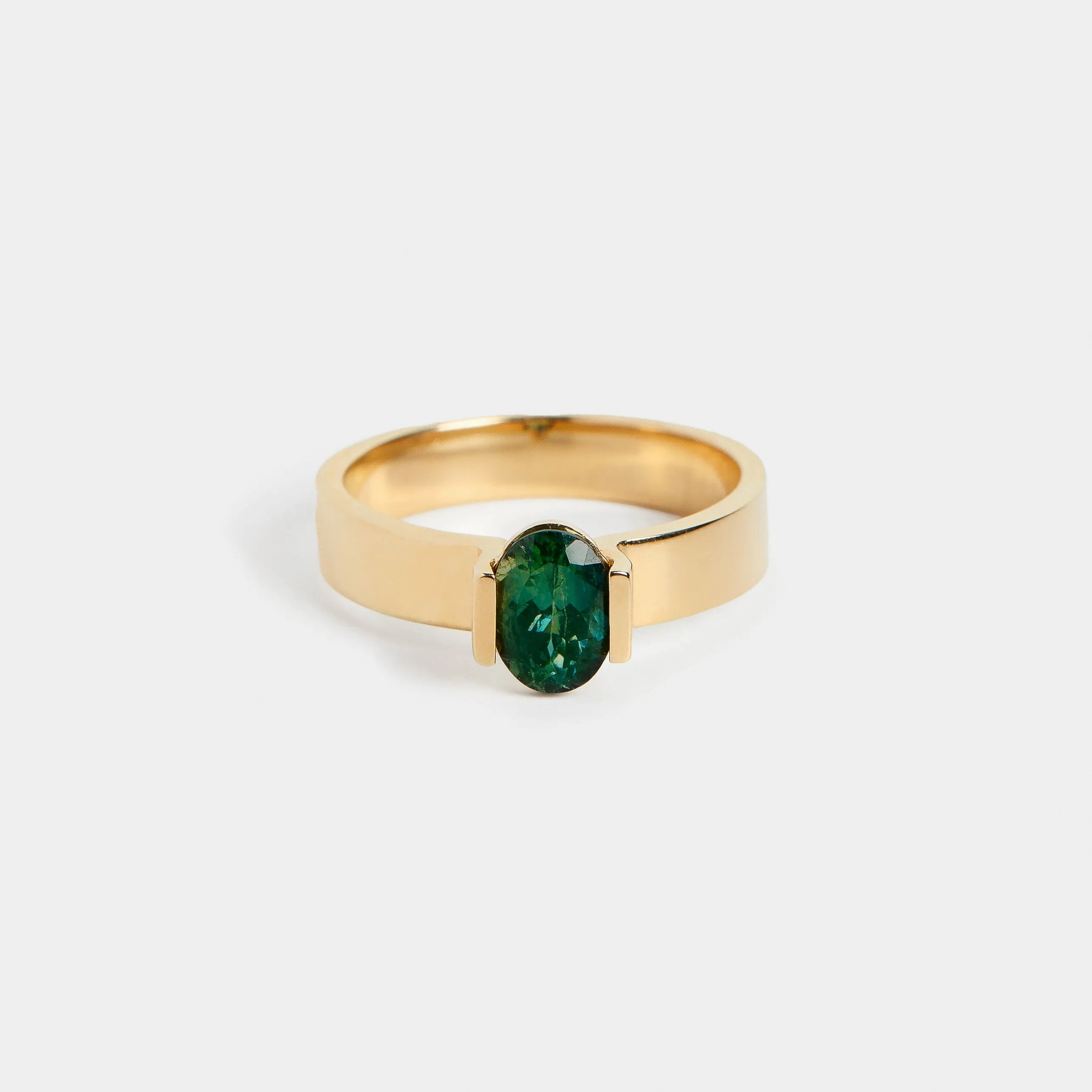 Silva Ring with 1.02ct Sapphire in Gold