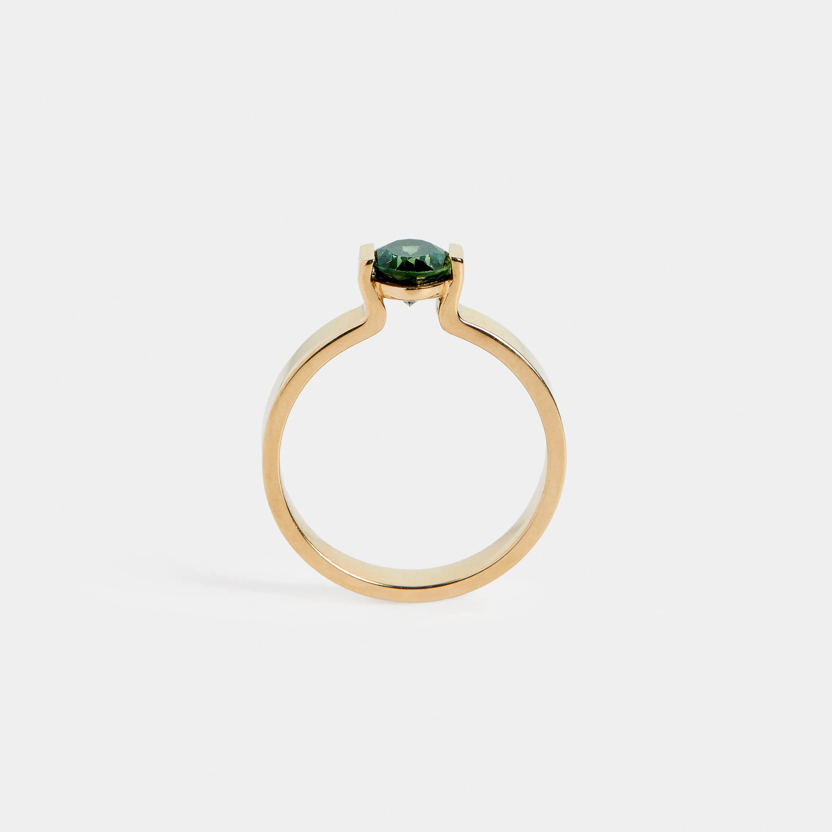 Silva Ring with 1.02ct Sapphire in Gold