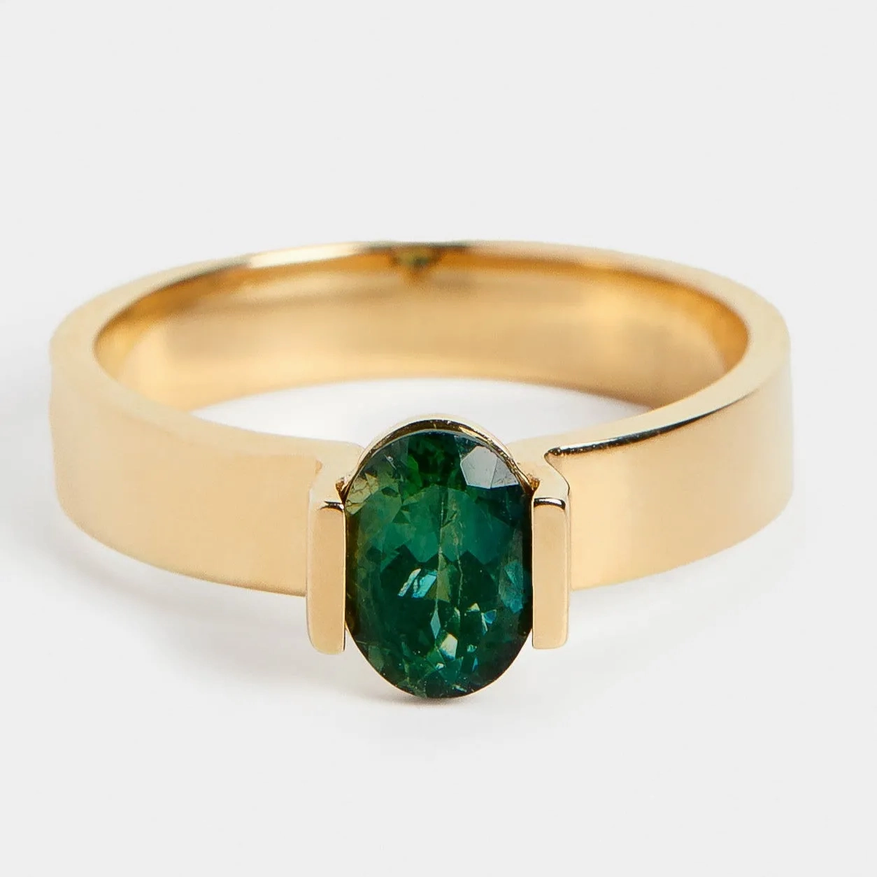 Silva Ring with 1.02ct Sapphire in Gold