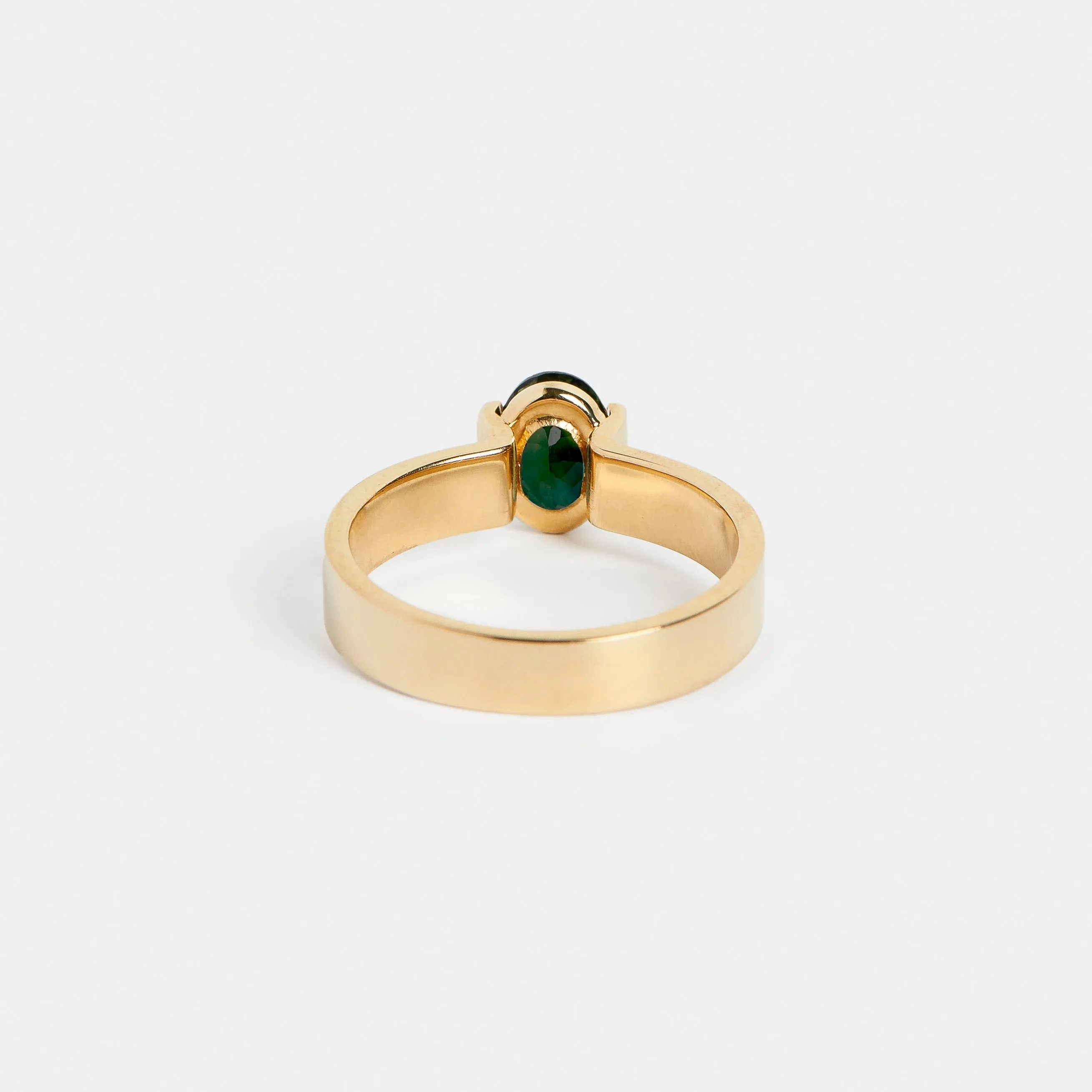 Silva Ring with 1.02ct Sapphire in Gold