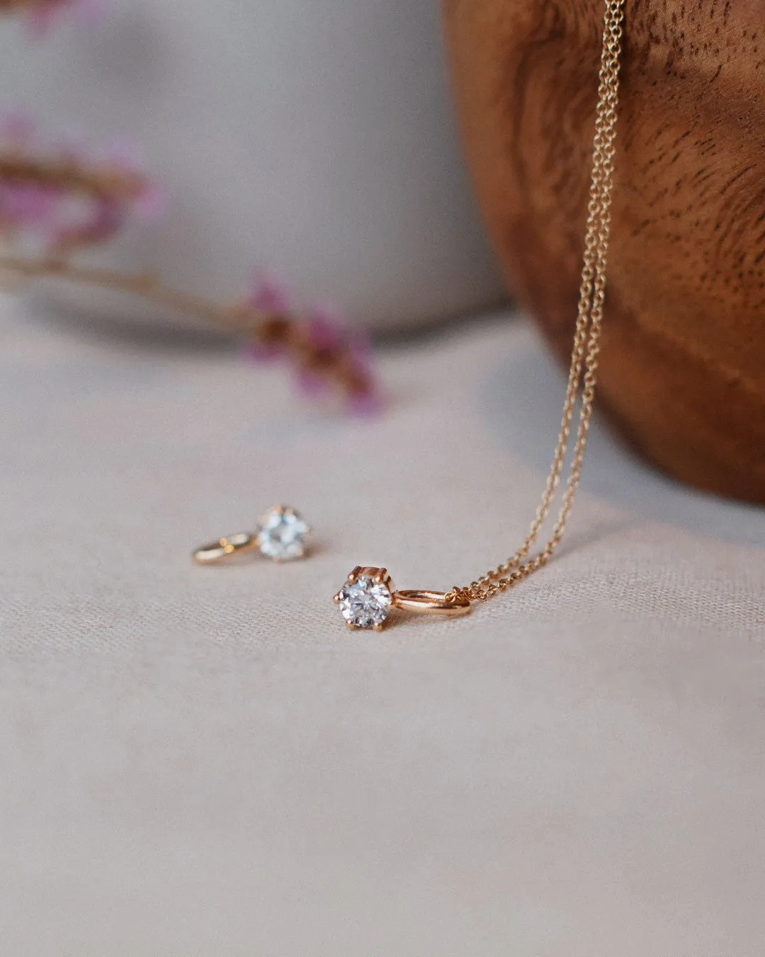 Simple Solitaire 18K Gold, Whitegold or Rosegold Pendant or Necklace w. Diamonds