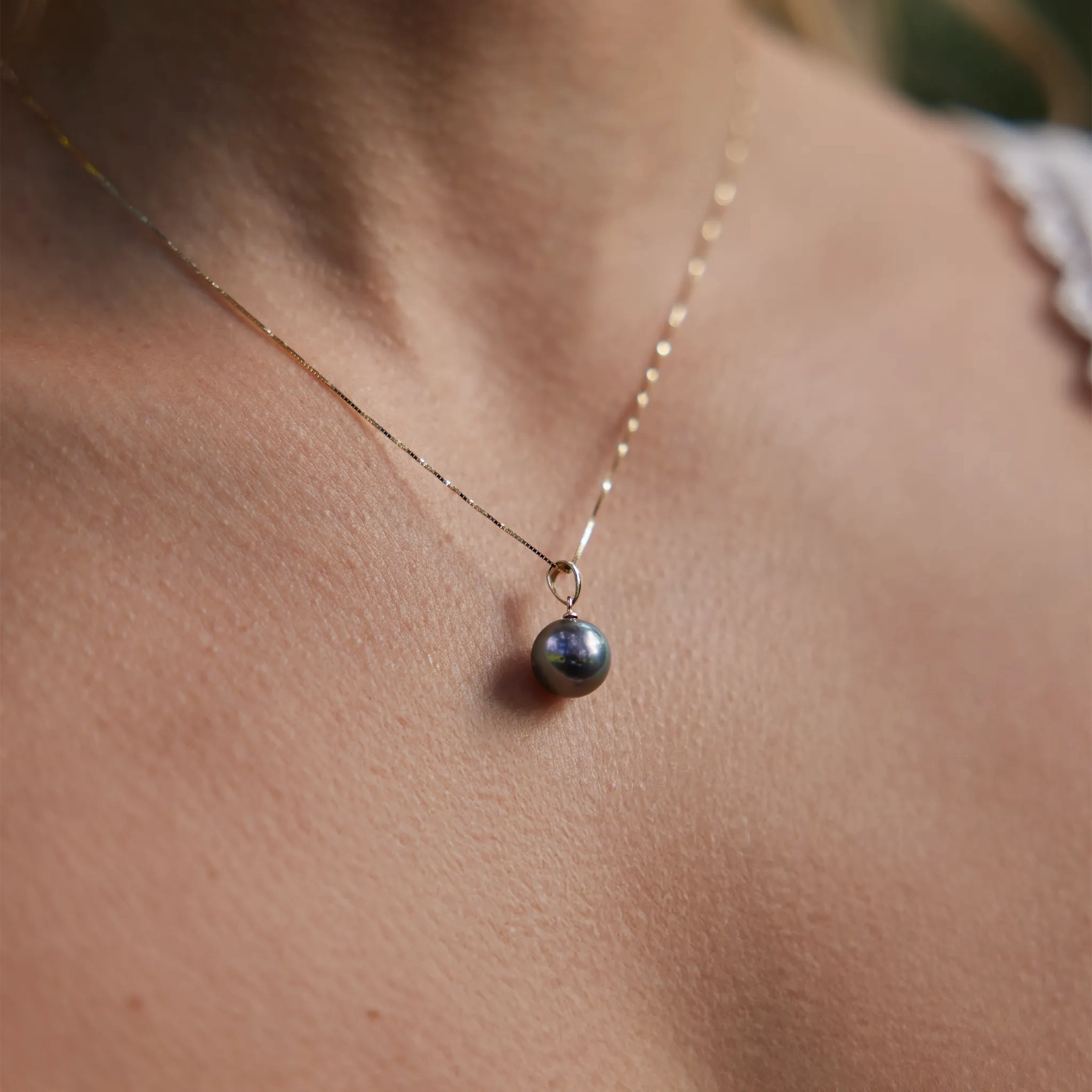 Tahitian Black Pearl Pendant in Gold - 9-10mm